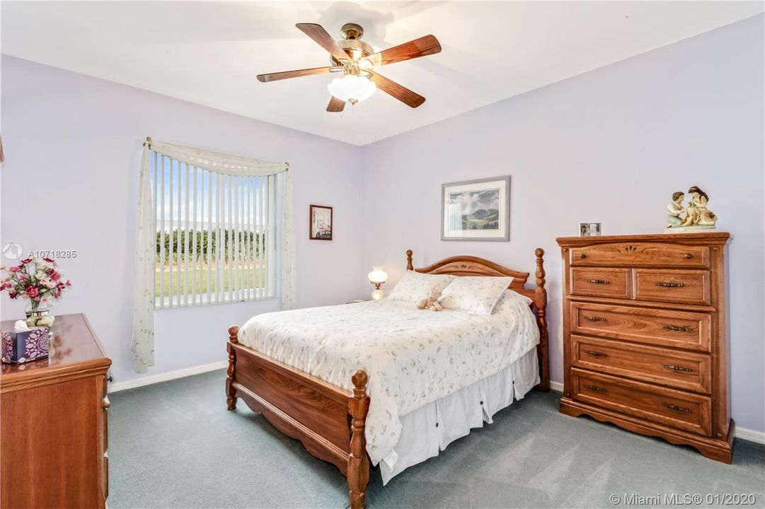 Vendido Recientemente: $739,999 (4 camas, 3 baños, 4323 Pies cuadrados)
