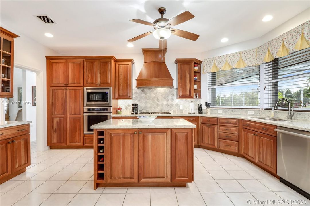Vendido Recientemente: $739,999 (4 camas, 3 baños, 4323 Pies cuadrados)