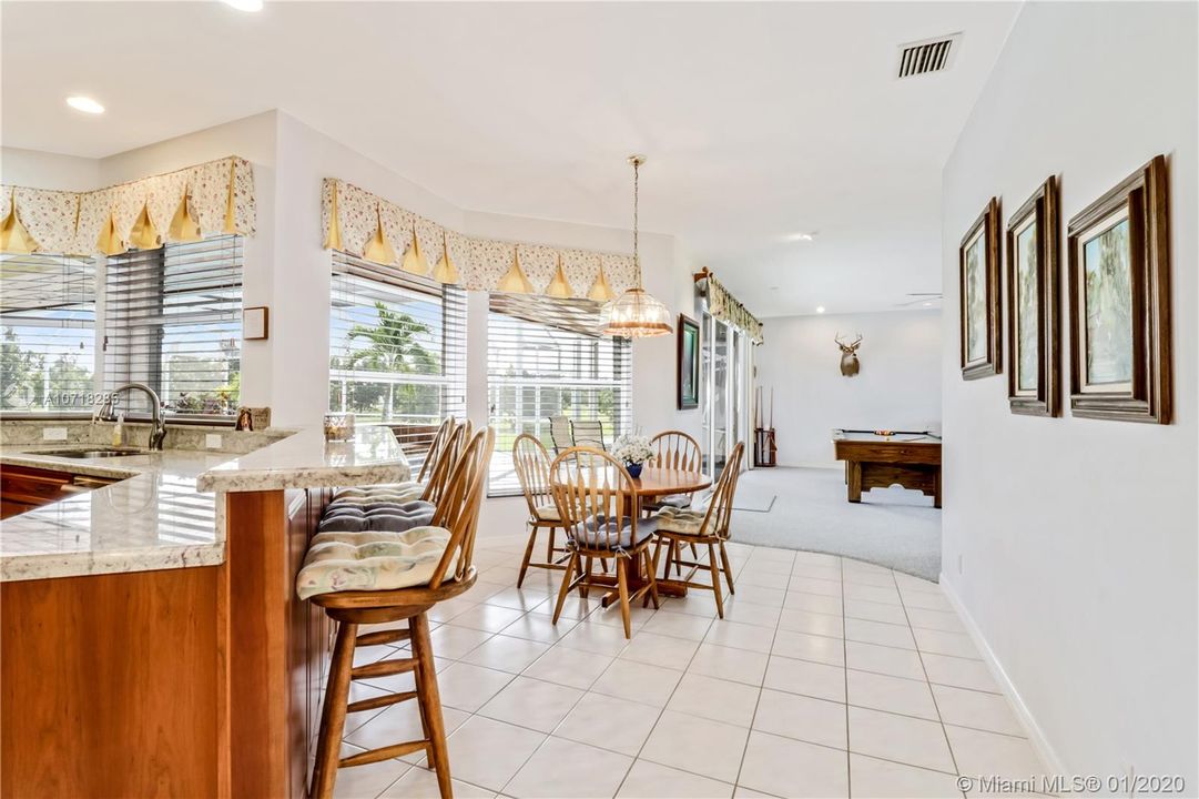 Vendido Recientemente: $739,999 (4 camas, 3 baños, 4323 Pies cuadrados)