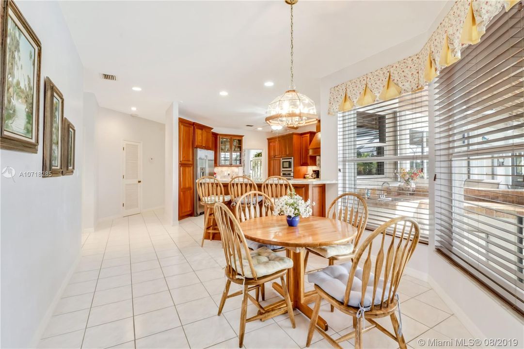 Vendido Recientemente: $739,999 (4 camas, 3 baños, 4323 Pies cuadrados)