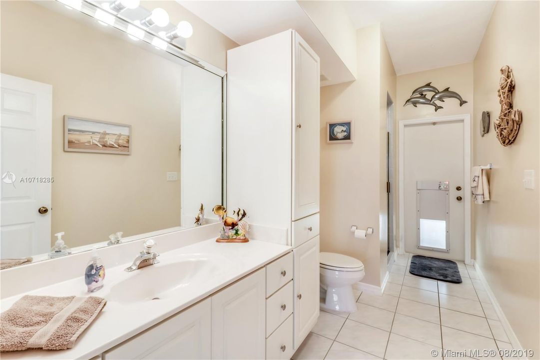 Vendido Recientemente: $739,999 (4 camas, 3 baños, 4323 Pies cuadrados)