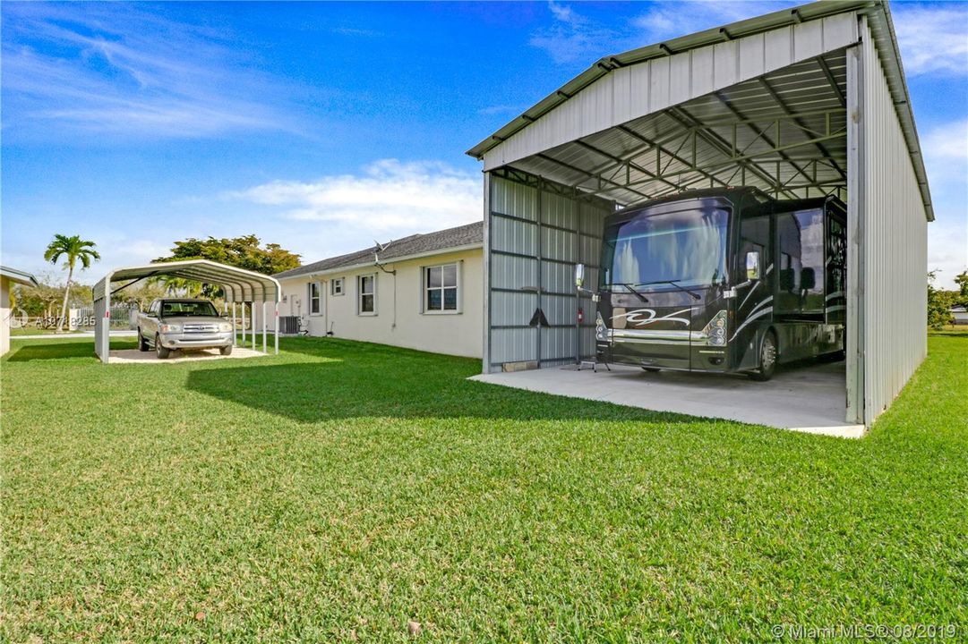 Vendido Recientemente: $739,999 (4 camas, 3 baños, 4323 Pies cuadrados)