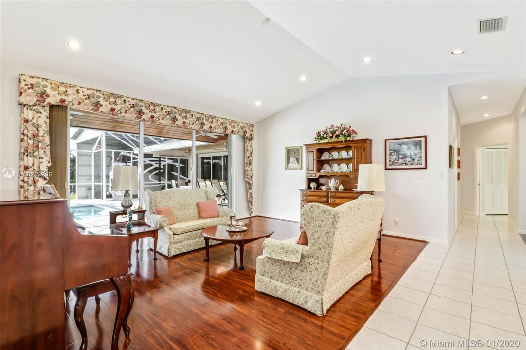 Vendido Recientemente: $739,999 (4 camas, 3 baños, 4323 Pies cuadrados)