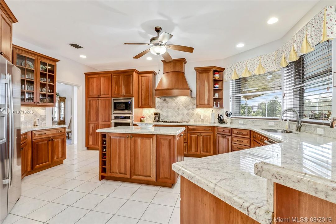 Vendido Recientemente: $739,999 (4 camas, 3 baños, 4323 Pies cuadrados)