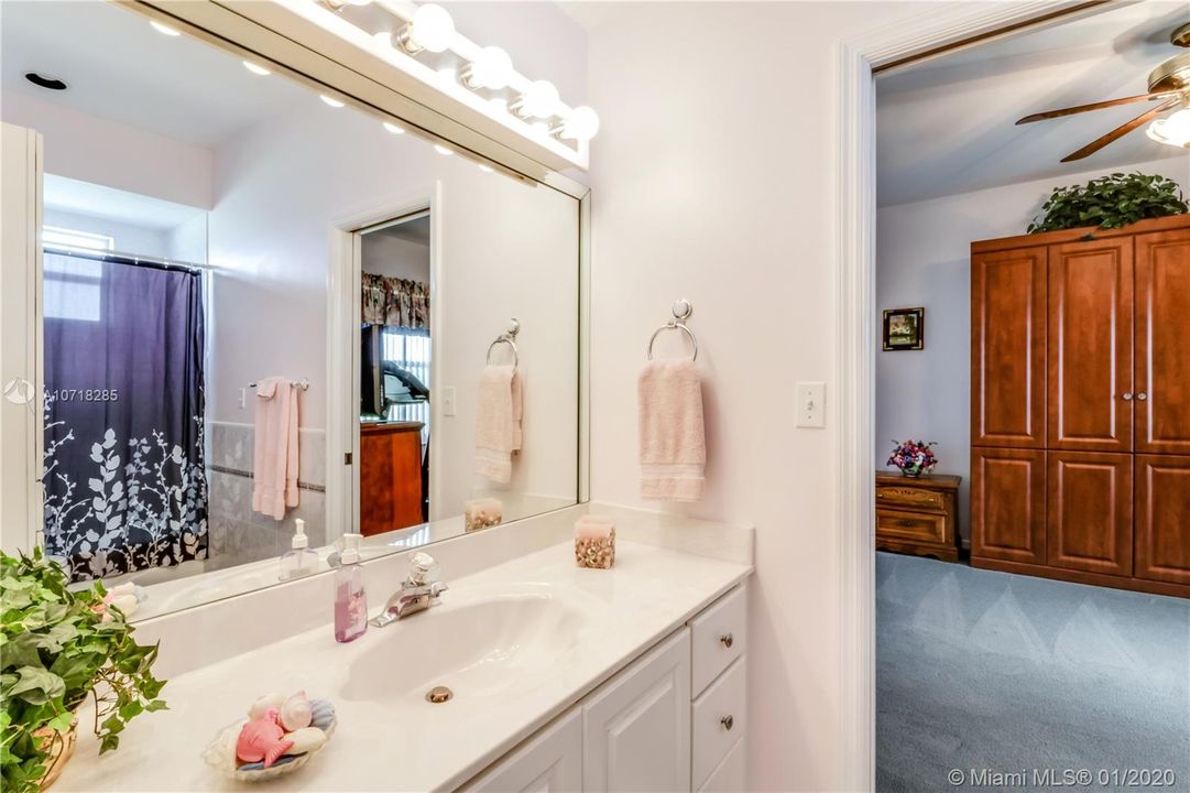Vendido Recientemente: $739,999 (4 camas, 3 baños, 4323 Pies cuadrados)