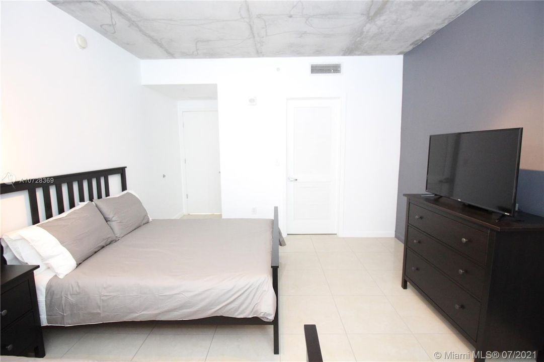 Recently Sold: $430,000 (1 beds, 1 baths, 740 Square Feet)