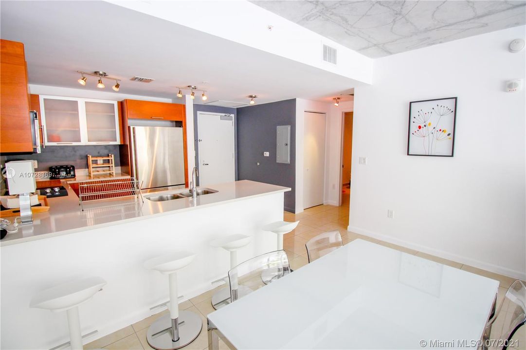 Recently Sold: $430,000 (1 beds, 1 baths, 740 Square Feet)