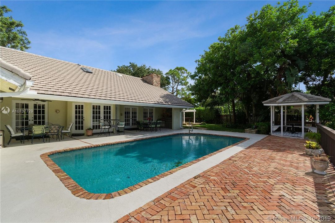Vendido Recientemente: $695,000 (4 camas, 3 baños, 3220 Pies cuadrados)