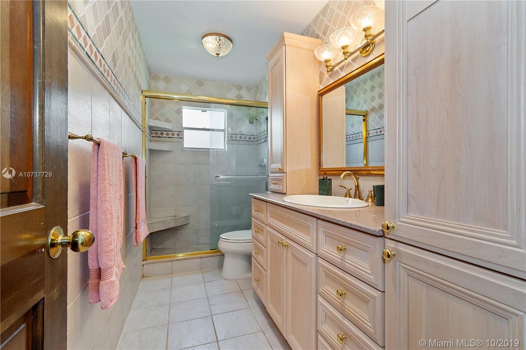 Vendido Recientemente: $695,000 (4 camas, 3 baños, 3220 Pies cuadrados)