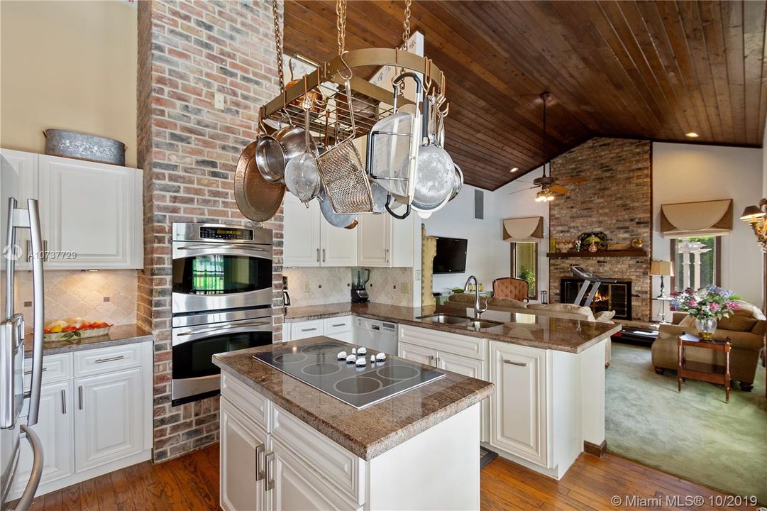Vendido Recientemente: $695,000 (4 camas, 3 baños, 3220 Pies cuadrados)