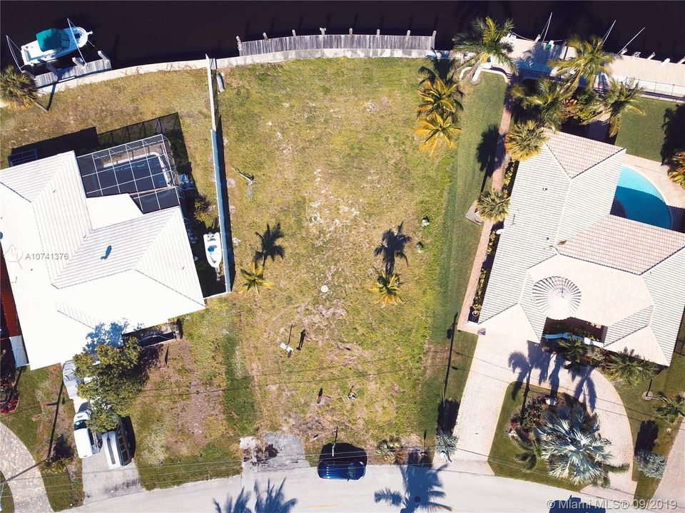 Vendido Recientemente: $570,000 (0.24 acres)