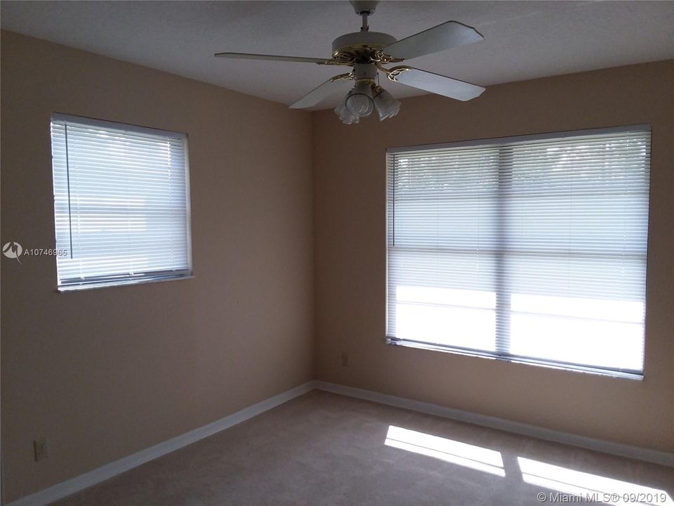 Vendido Recientemente: $285,000 (3 camas, 2 baños, 1303 Pies cuadrados)