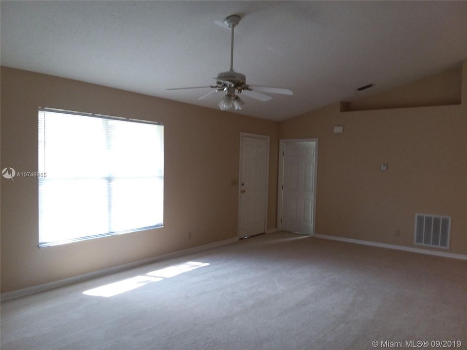 Vendido Recientemente: $285,000 (3 camas, 2 baños, 1303 Pies cuadrados)