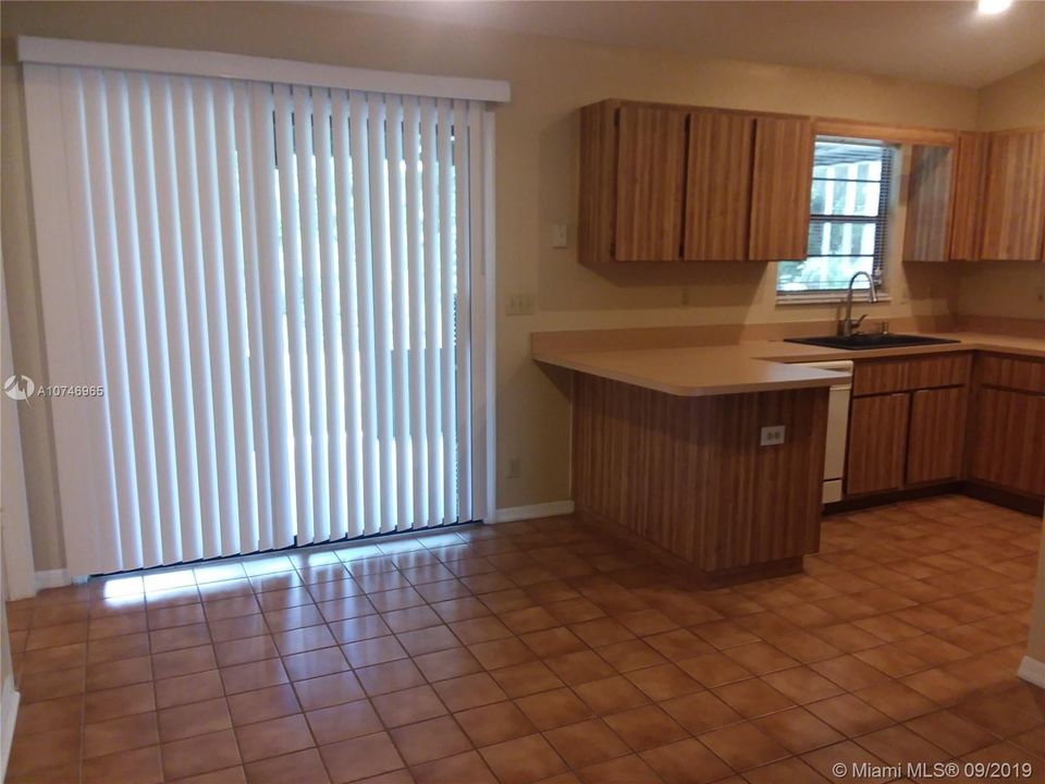 Vendido Recientemente: $285,000 (3 camas, 2 baños, 1303 Pies cuadrados)