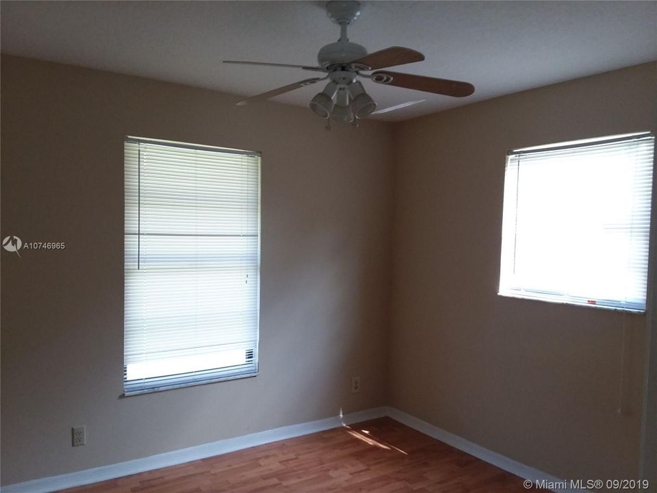 Vendido Recientemente: $285,000 (3 camas, 2 baños, 1303 Pies cuadrados)