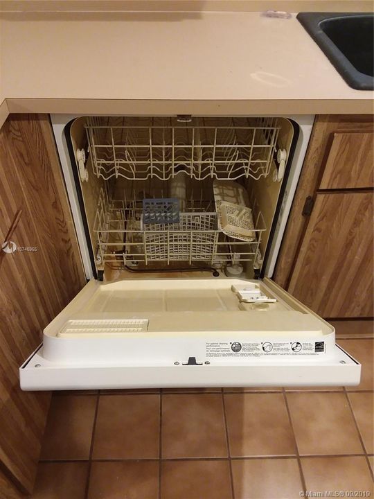 Vendido Recientemente: $285,000 (3 camas, 2 baños, 1303 Pies cuadrados)