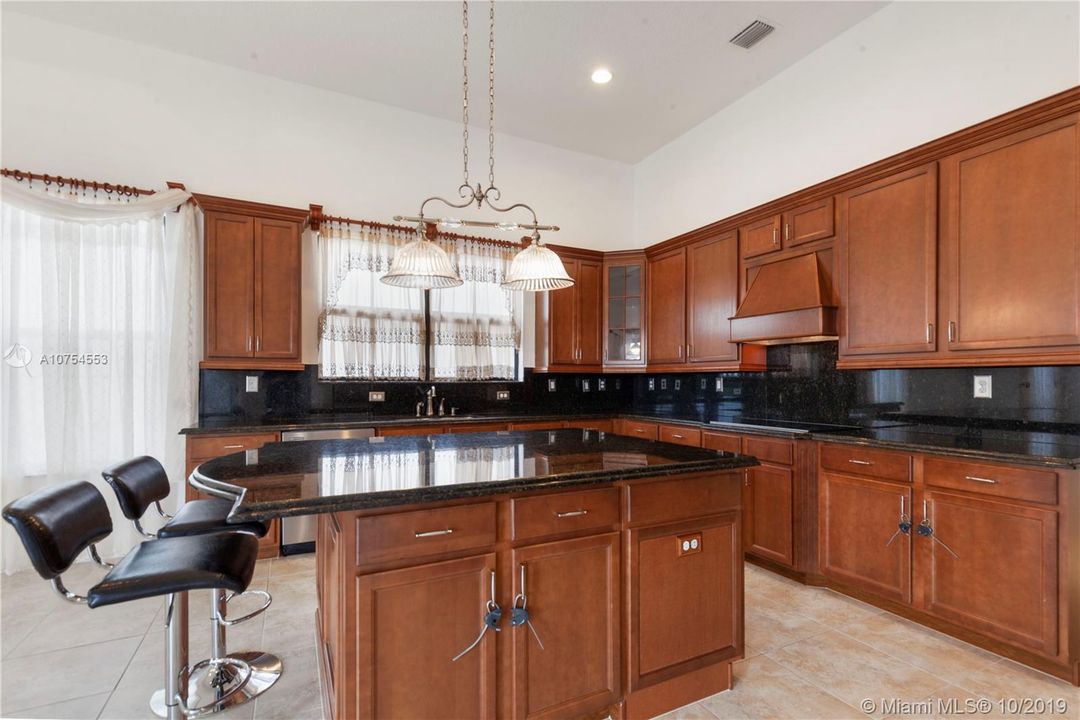 Recently Rented: $4,900 (5 beds, 3 baths, 3340 Square Feet)