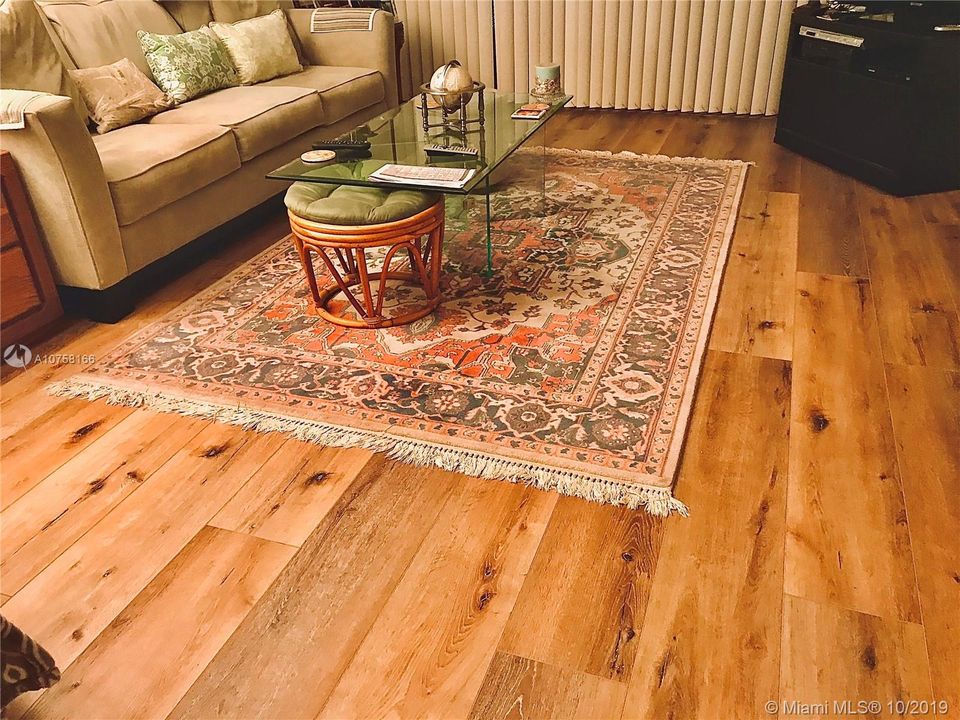 ENGINEERED WOOD FLOORING IN LIVING ROOM AND DINING AREA