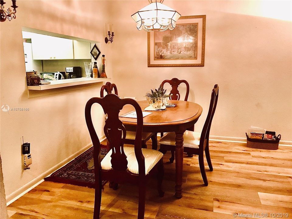 PASS THROUGH TO KITCHEN FROM DINING AREA