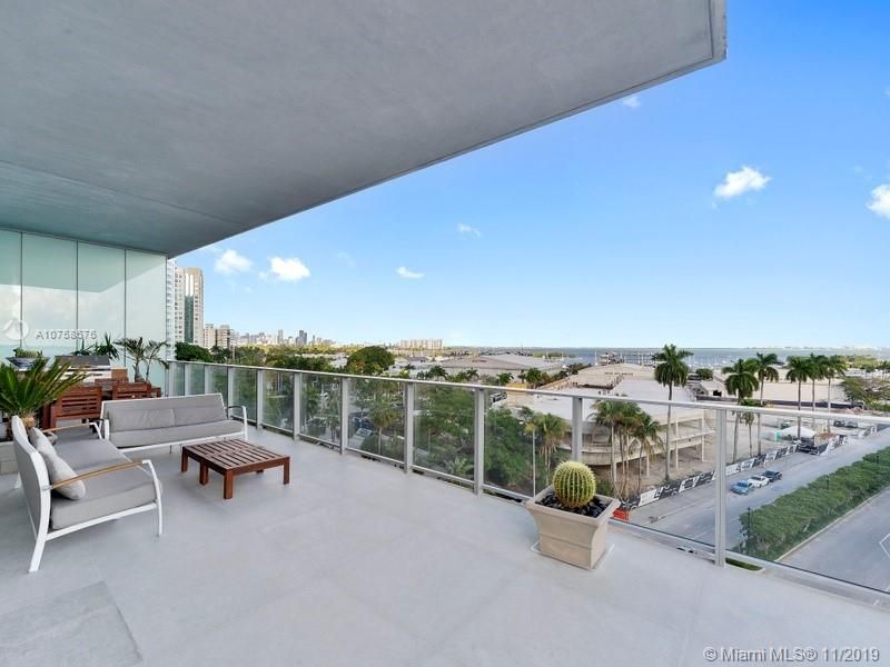 Recently Sold: $3,695,000 (5 beds, 5 baths, 3828 Square Feet)