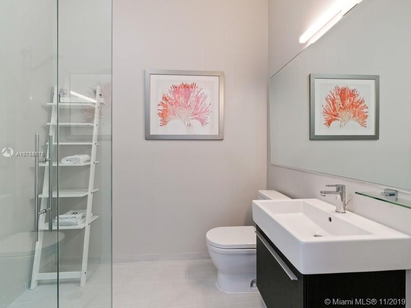 Recently Sold: $3,695,000 (5 beds, 5 baths, 3828 Square Feet)