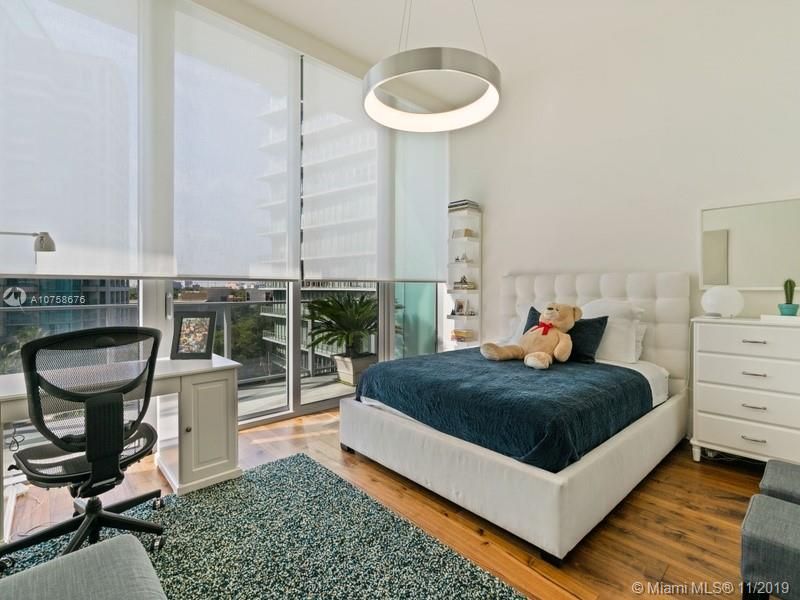 Recently Sold: $3,695,000 (5 beds, 5 baths, 3828 Square Feet)
