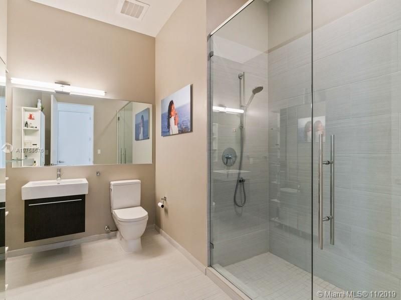 Recently Sold: $3,695,000 (5 beds, 5 baths, 3828 Square Feet)