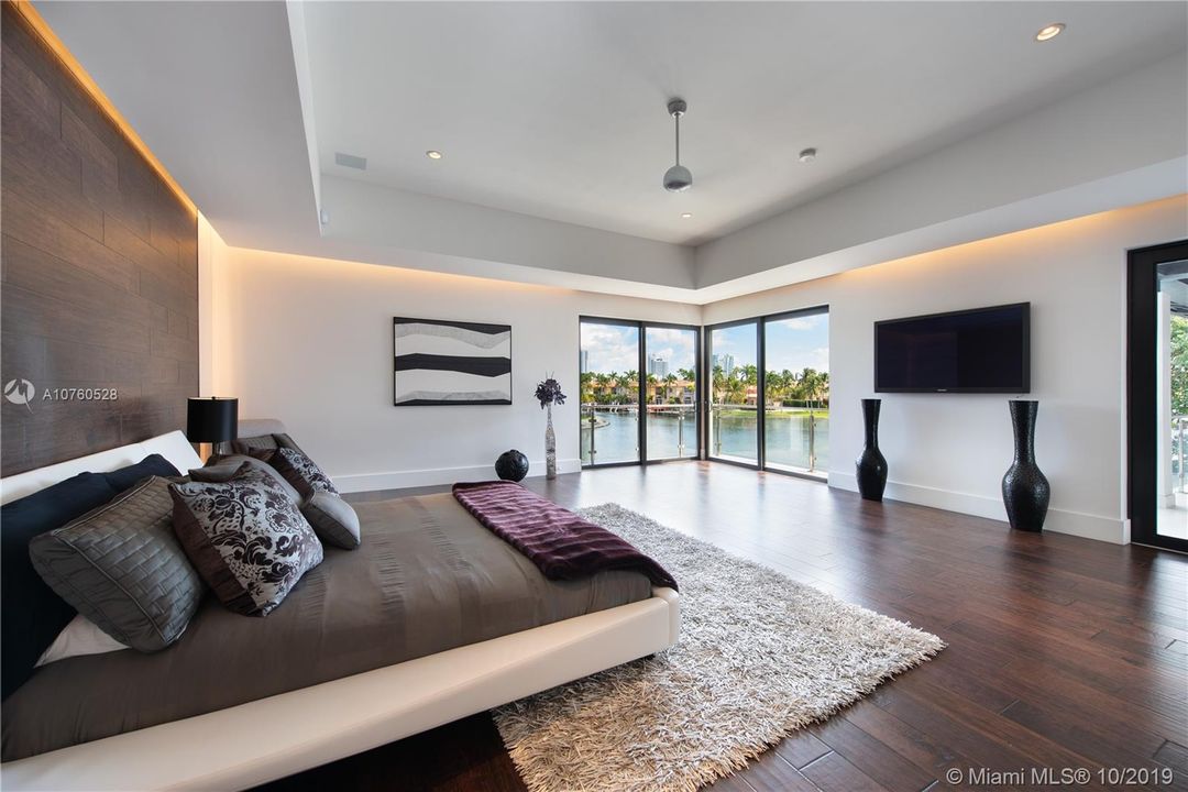 Recently Sold: $5,390,000 (5 beds, 5 baths, 7264 Square Feet)