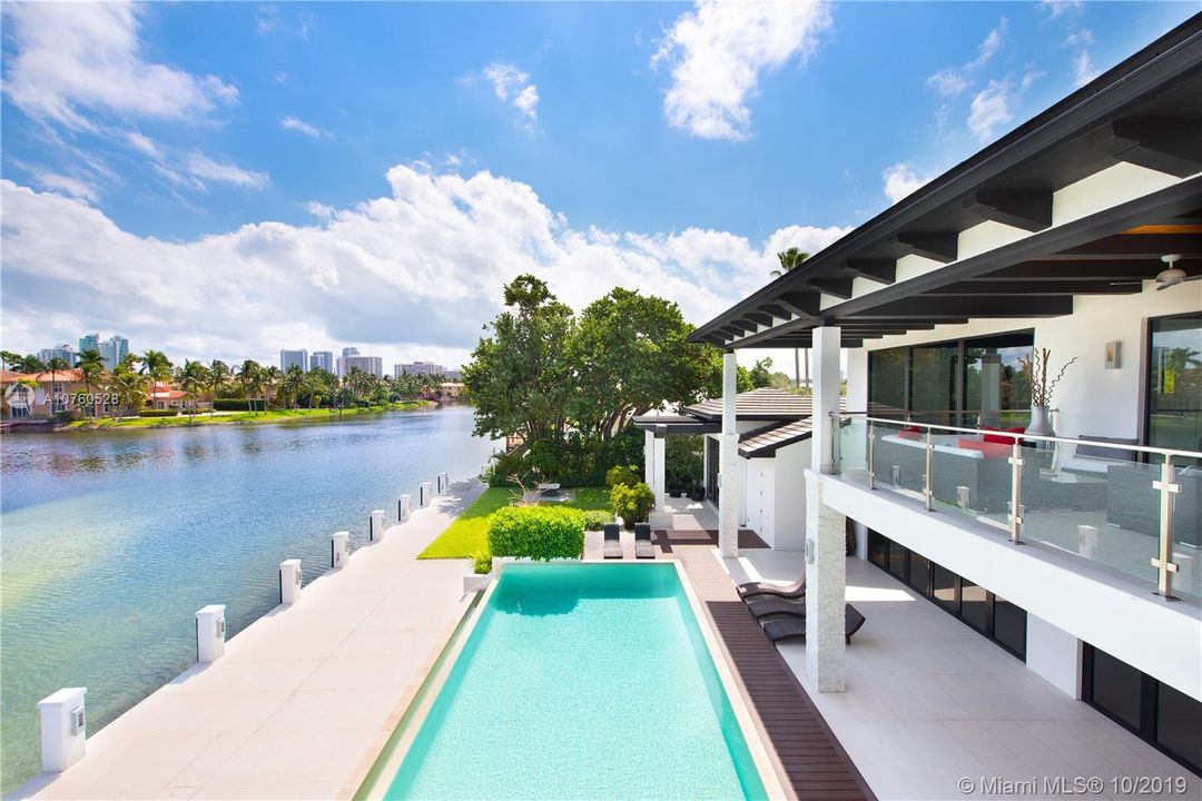 Recently Sold: $5,390,000 (5 beds, 5 baths, 7264 Square Feet)