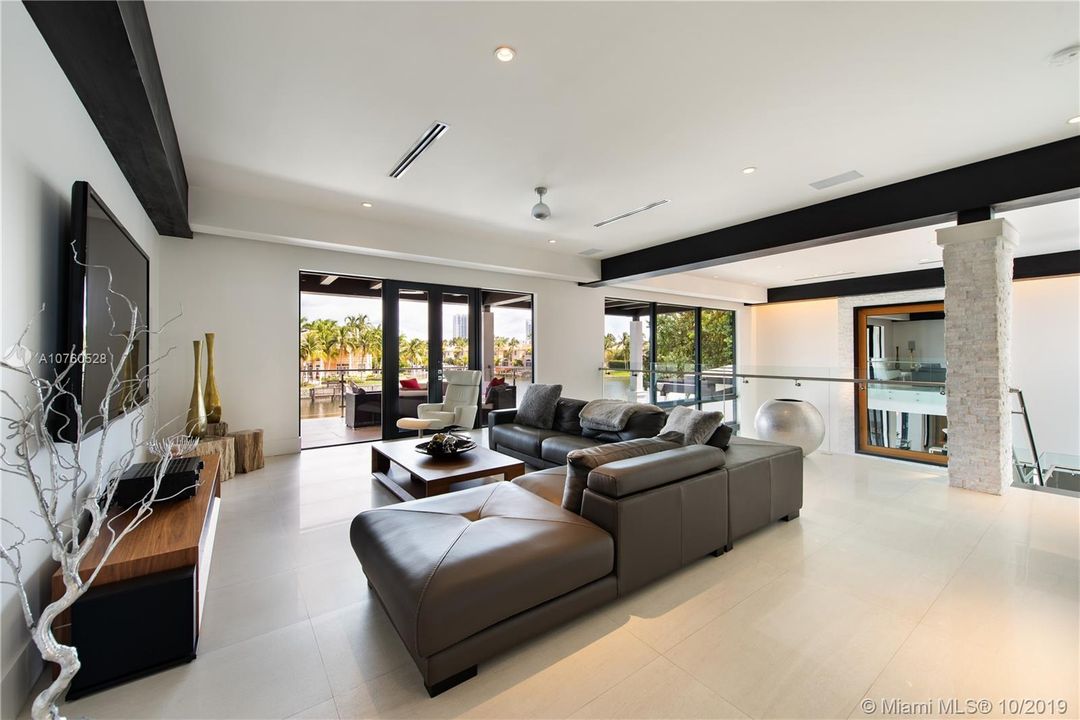 Recently Sold: $5,390,000 (5 beds, 5 baths, 7264 Square Feet)