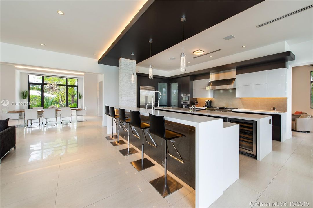 Recently Sold: $5,390,000 (5 beds, 5 baths, 7264 Square Feet)