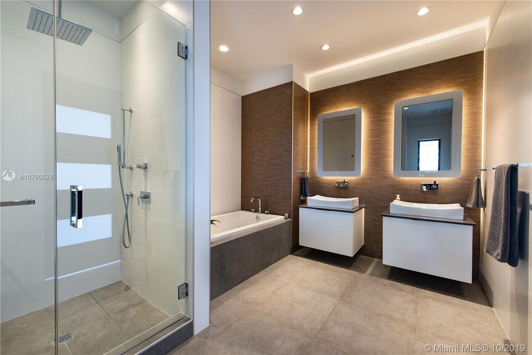 Recently Sold: $5,390,000 (5 beds, 5 baths, 7264 Square Feet)