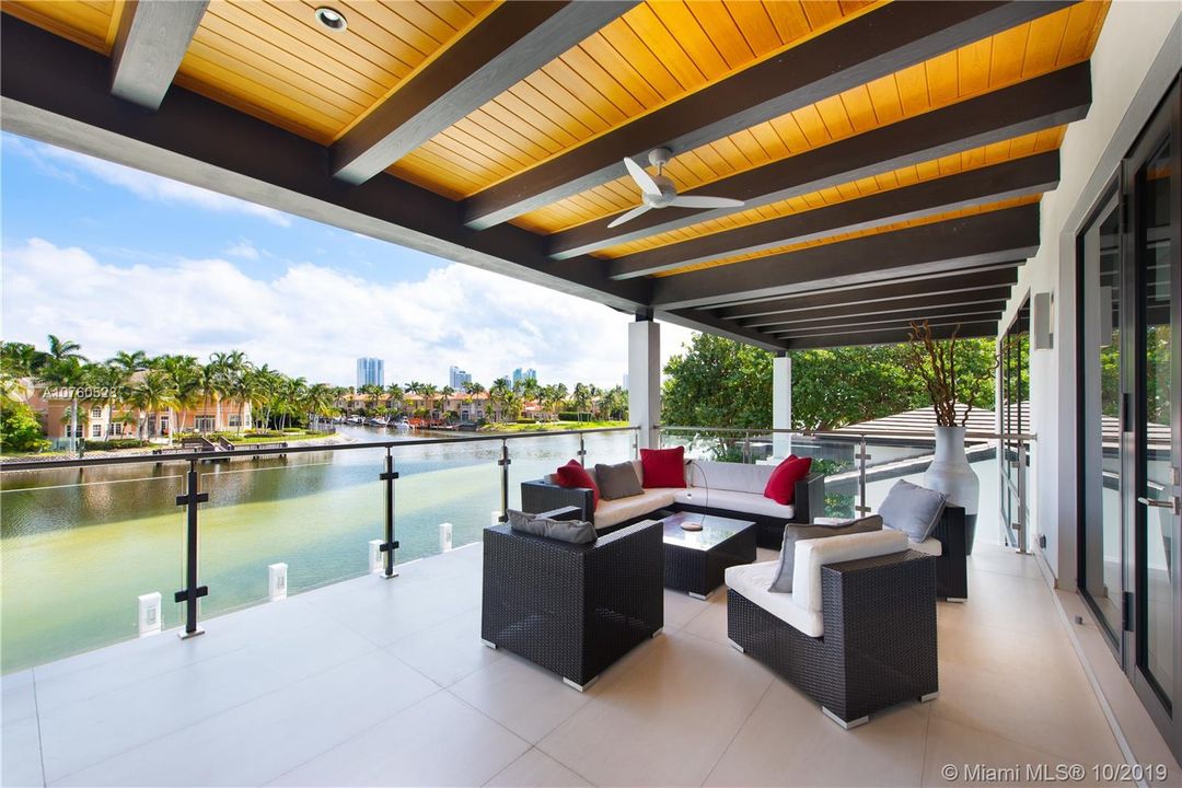 Recently Sold: $5,390,000 (5 beds, 5 baths, 7264 Square Feet)