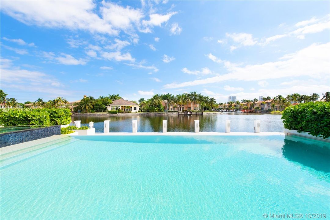 Recently Sold: $5,390,000 (5 beds, 5 baths, 7264 Square Feet)