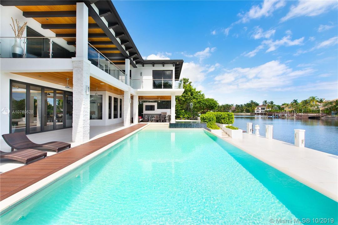 Recently Sold: $5,390,000 (5 beds, 5 baths, 7264 Square Feet)