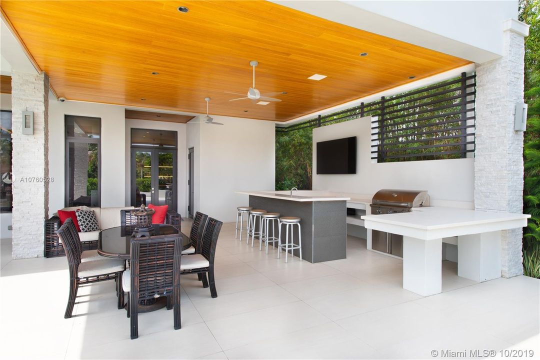 Recently Sold: $5,390,000 (5 beds, 5 baths, 7264 Square Feet)