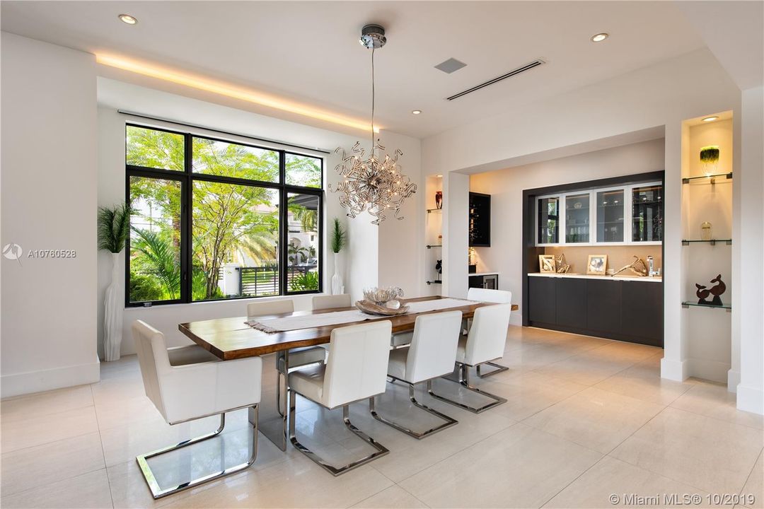 Recently Sold: $5,390,000 (5 beds, 5 baths, 7264 Square Feet)