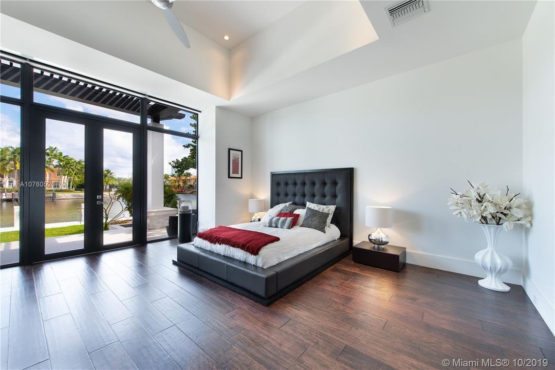 Recently Sold: $5,390,000 (5 beds, 5 baths, 7264 Square Feet)