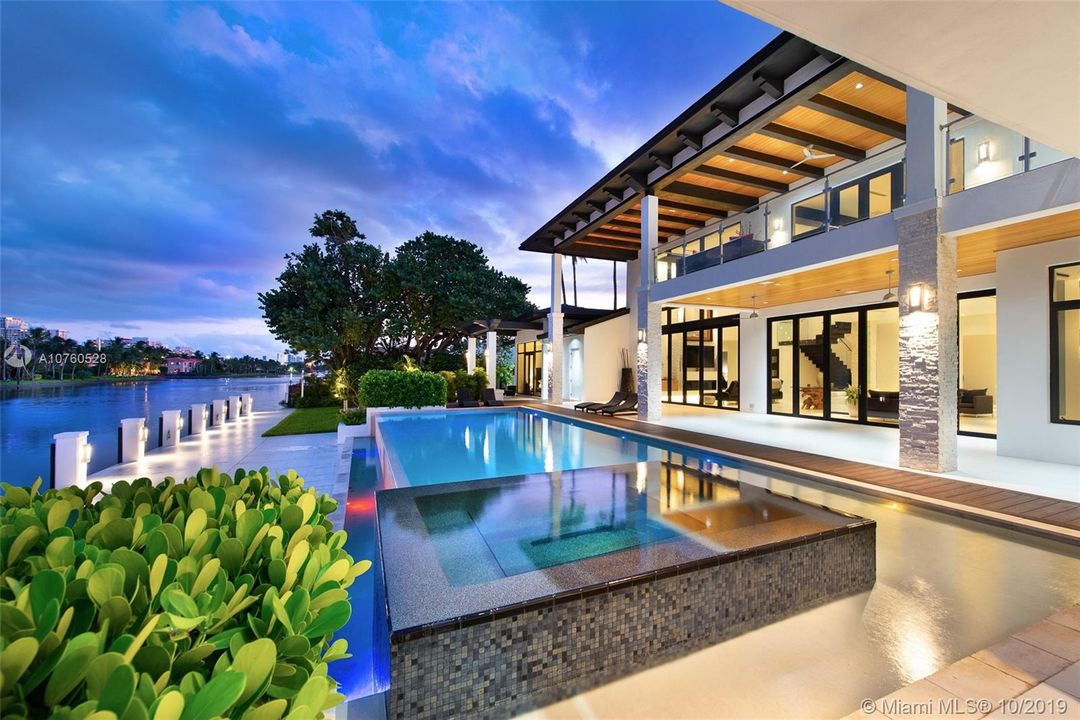 Recently Sold: $5,390,000 (5 beds, 5 baths, 7264 Square Feet)