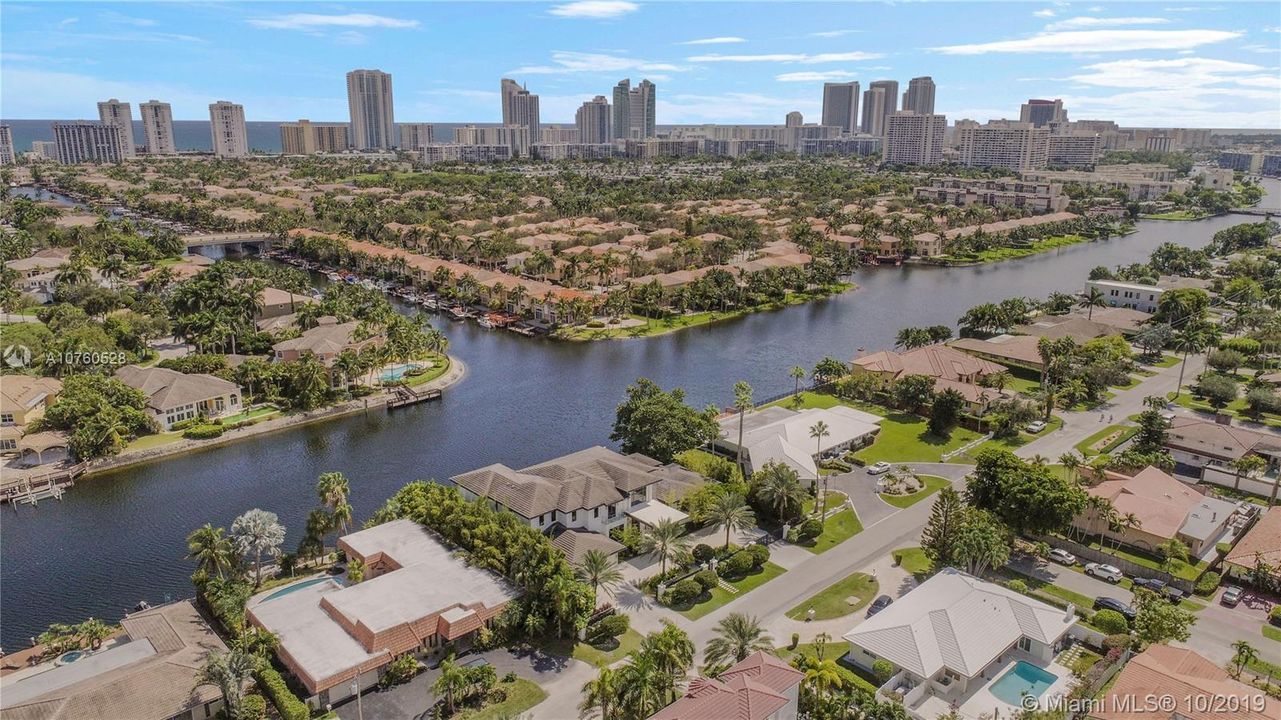 Recently Sold: $5,390,000 (5 beds, 5 baths, 7264 Square Feet)