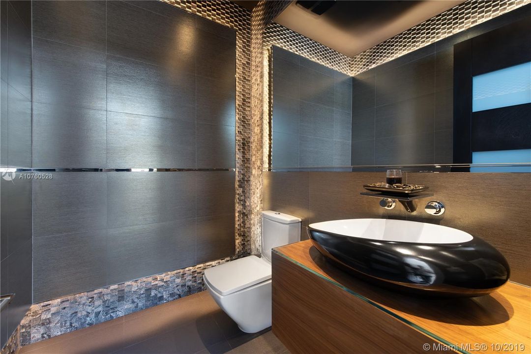 Recently Sold: $5,390,000 (5 beds, 5 baths, 7264 Square Feet)