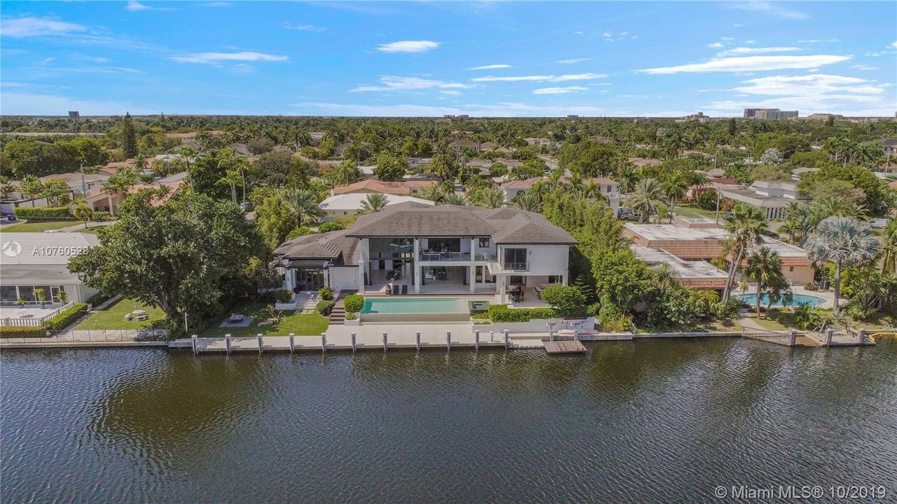 Recently Sold: $5,390,000 (5 beds, 5 baths, 7264 Square Feet)