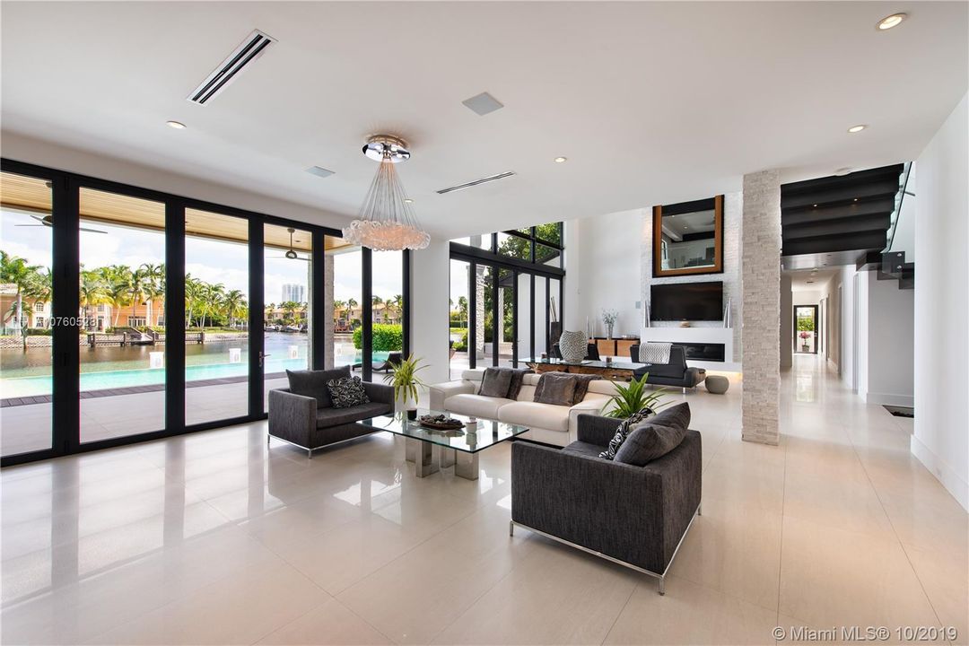 Recently Sold: $5,390,000 (5 beds, 5 baths, 7264 Square Feet)