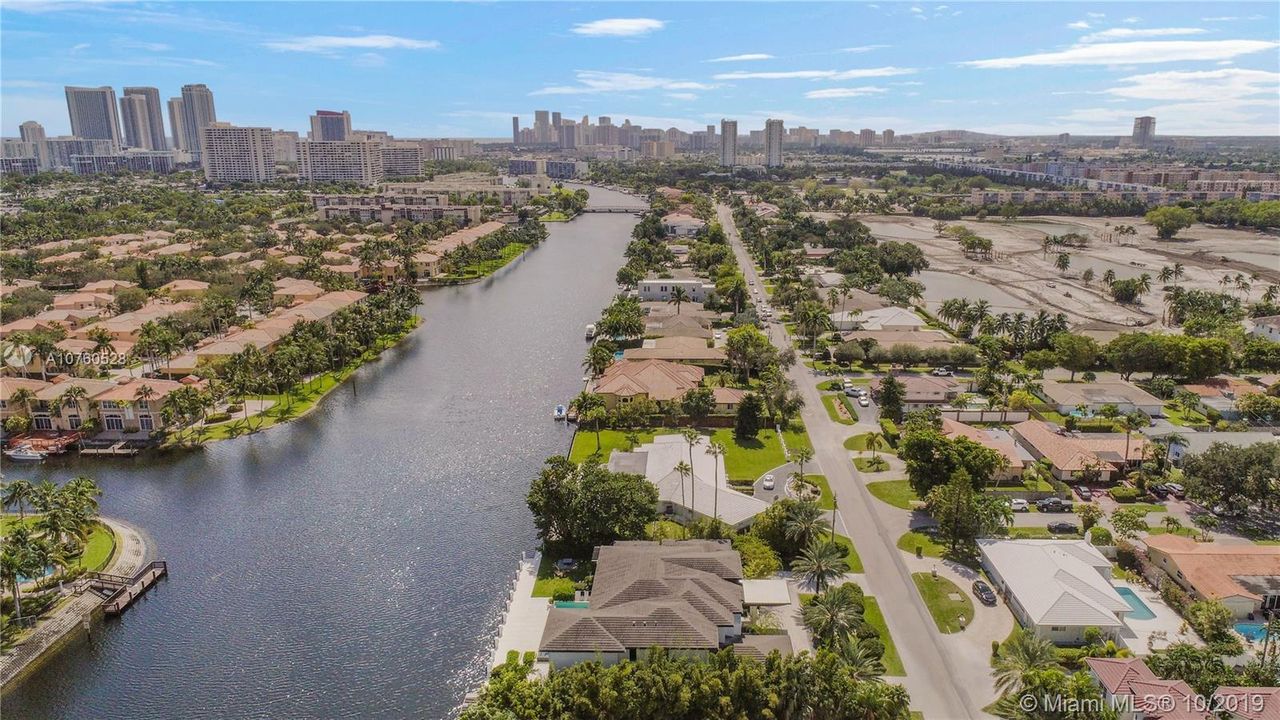 Recently Sold: $5,390,000 (5 beds, 5 baths, 7264 Square Feet)