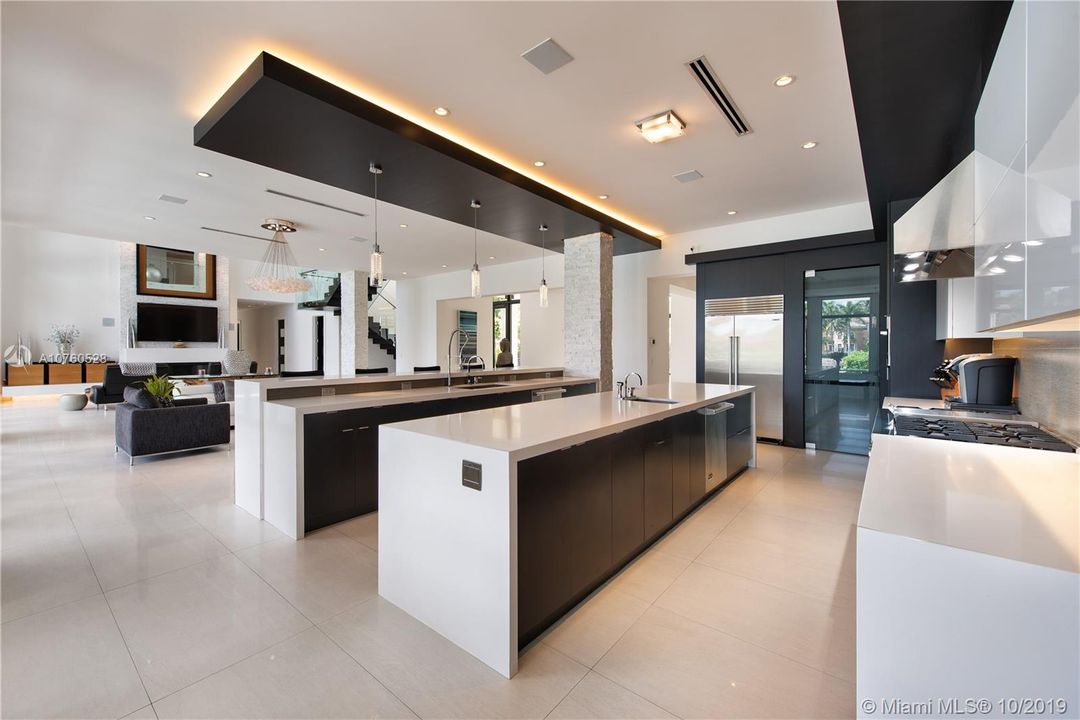 Recently Sold: $5,390,000 (5 beds, 5 baths, 7264 Square Feet)