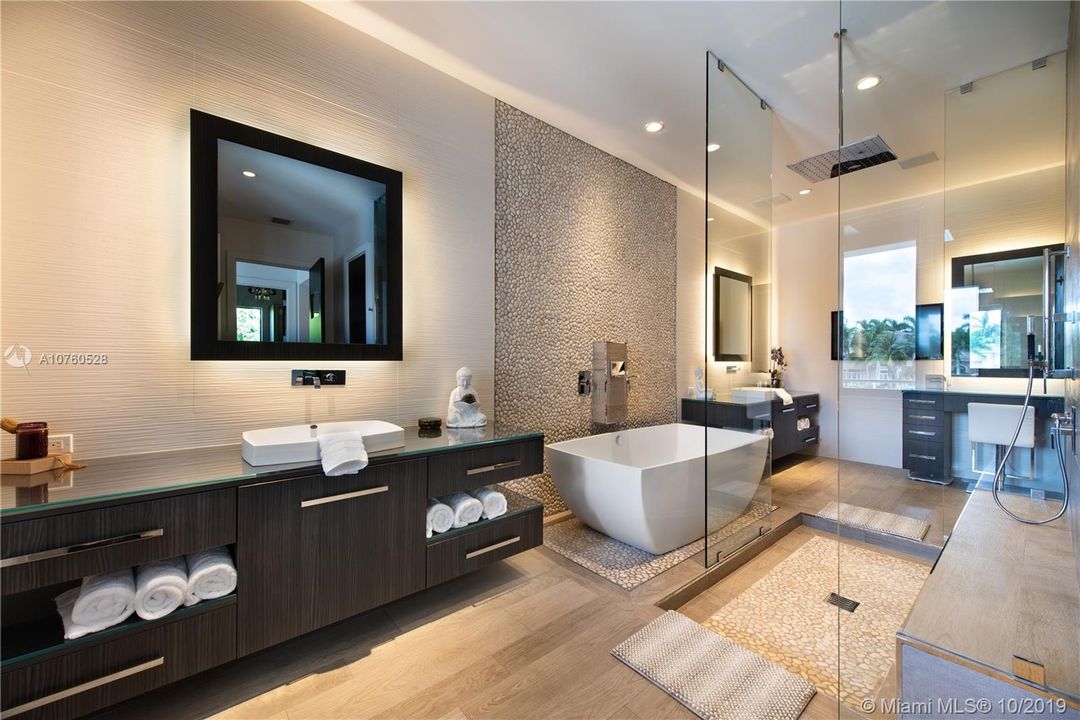 Recently Sold: $5,390,000 (5 beds, 5 baths, 7264 Square Feet)