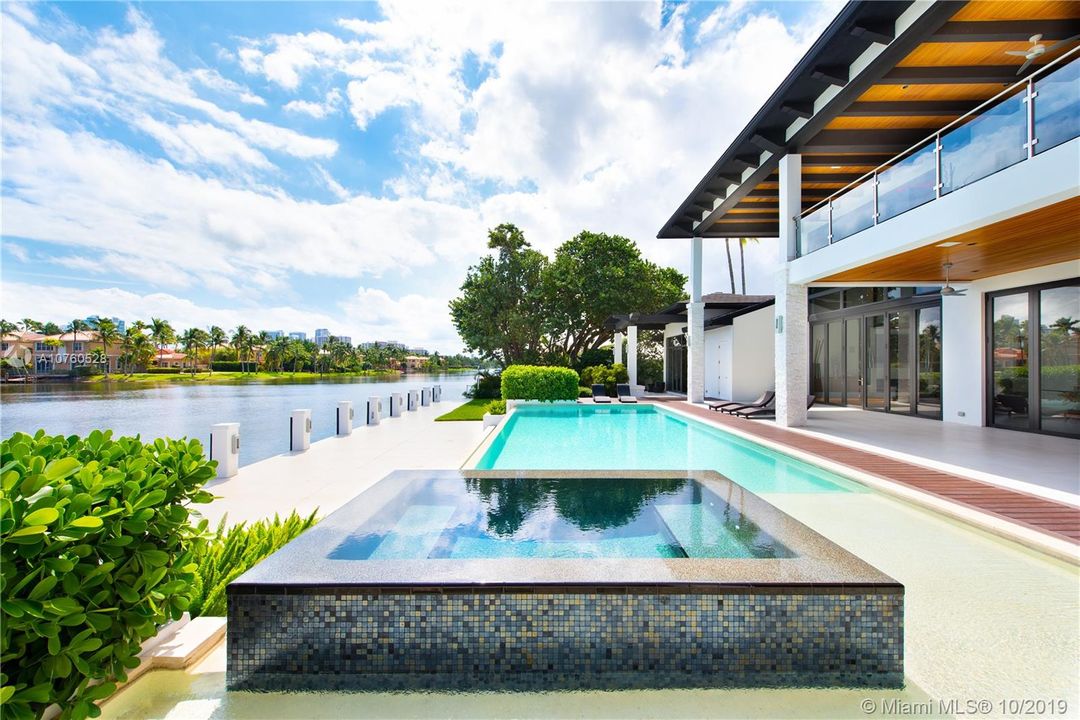 Recently Sold: $5,390,000 (5 beds, 5 baths, 7264 Square Feet)