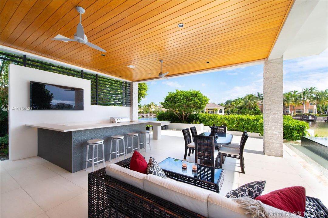 Recently Sold: $5,390,000 (5 beds, 5 baths, 7264 Square Feet)