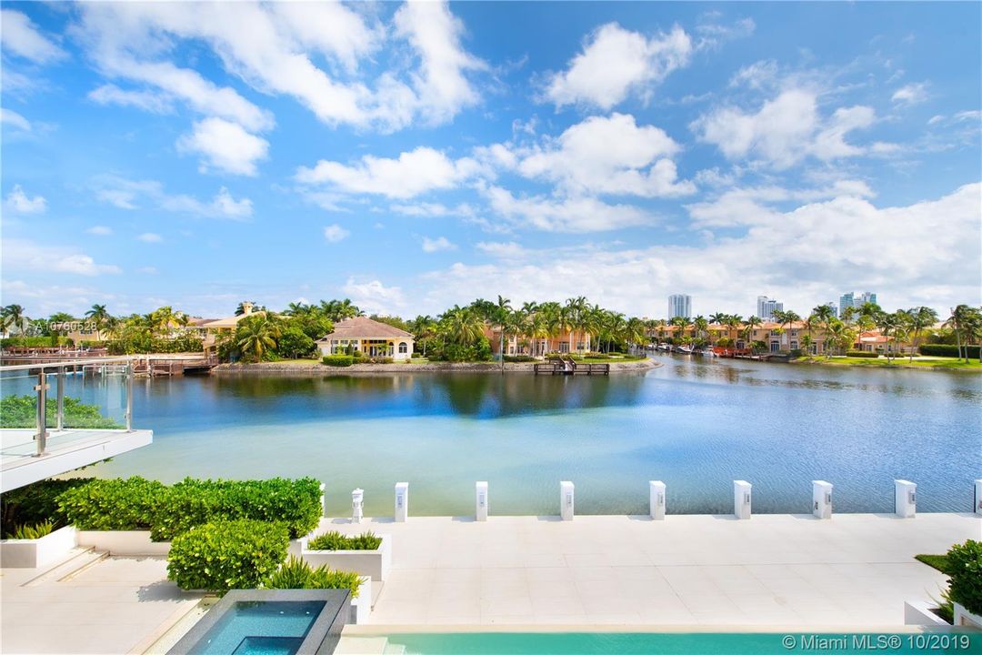 Recently Sold: $5,390,000 (5 beds, 5 baths, 7264 Square Feet)