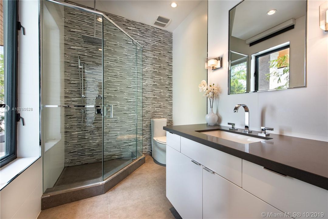 Recently Sold: $5,390,000 (5 beds, 5 baths, 7264 Square Feet)